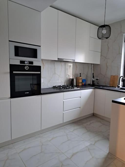 Classy Apartment With Parking In The City Center Бухарест Экстерьер фото