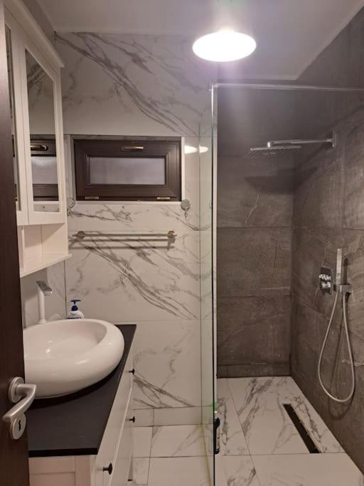 Classy Apartment With Parking In The City Center Бухарест Экстерьер фото