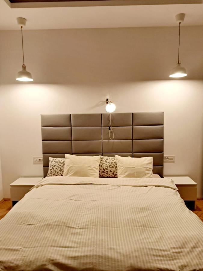 Classy Apartment With Parking In The City Center Бухарест Экстерьер фото