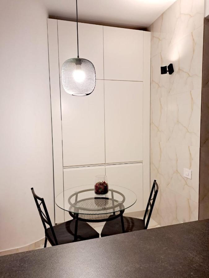 Classy Apartment With Parking In The City Center Бухарест Экстерьер фото