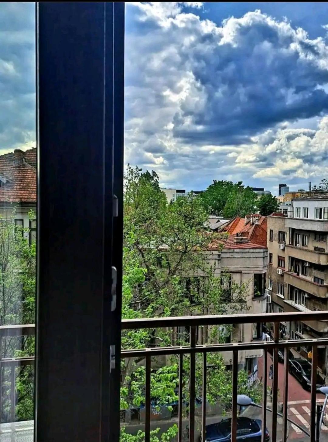 Classy Apartment With Parking In The City Center Бухарест Экстерьер фото